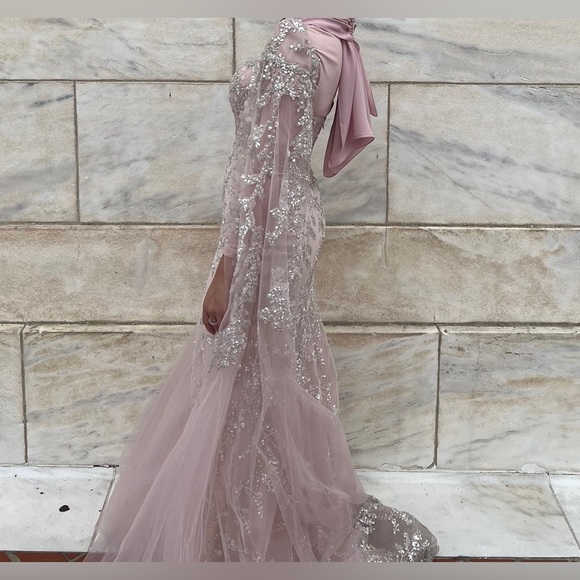 GORGEOUS GOWN WITH SLEEVE CAPES - Picture 2 of 2